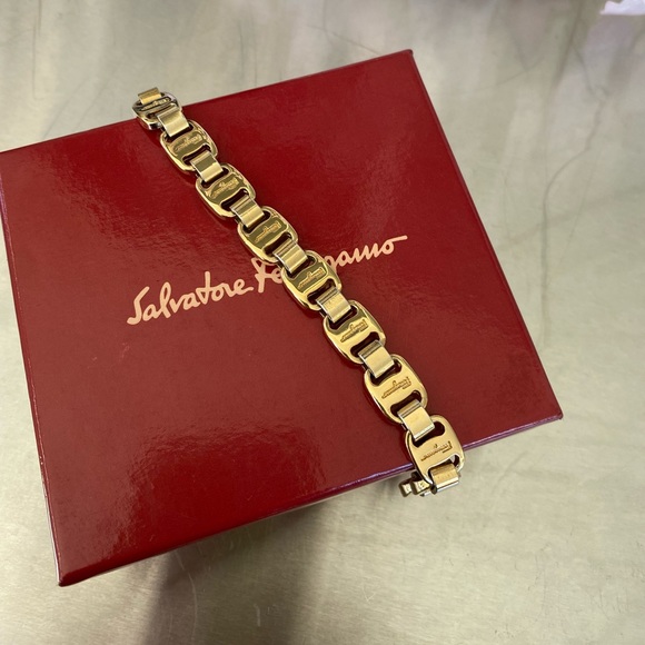 🌟FERRAGAMO🌟 SALVATORE FERRAGAMO BRACELET (GENUINE, SIGNED) VERY CUTE - Picture 5 of 13